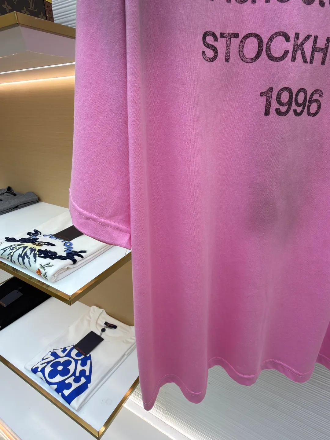 Acne Studios 1966 mud-dyed washed distressed short-sleeve ●Original version: 2800 purchased and developed ●Item number: 1682347-X95 ●Fabric: cloud velvet ski-feel cotton fabric ●Technology: glue printing ●Color: pink ●Version: fitted version ●Weight: about 215 grams ●Size: S-M-L-XL ●Description: Made of ultra-soft pure cotton fabric, garment-dyed, washed and distressed, the chest part has a dirty feel, and the lower part shows a gradient effect. The neckline is slightly frayed to better fit the overall tone. The overall line is straight and delicate, the fabric is comfortable and soft, and the color is consistent without color difference. It can be matched with the same style to create a fashionable look and control various occasions. Customized accessories, complete with three standards, the same style for men and women!